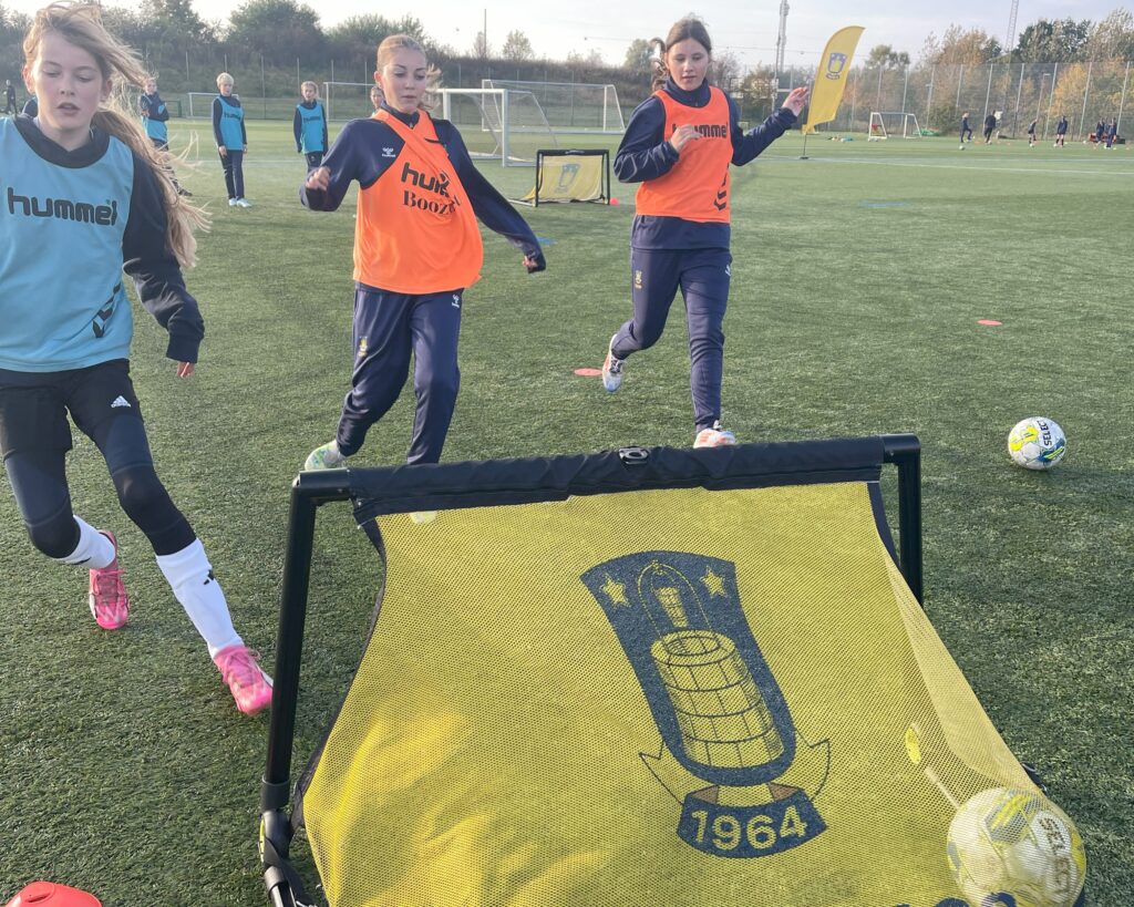 Piger til træning på Brøndby fodboldcamp