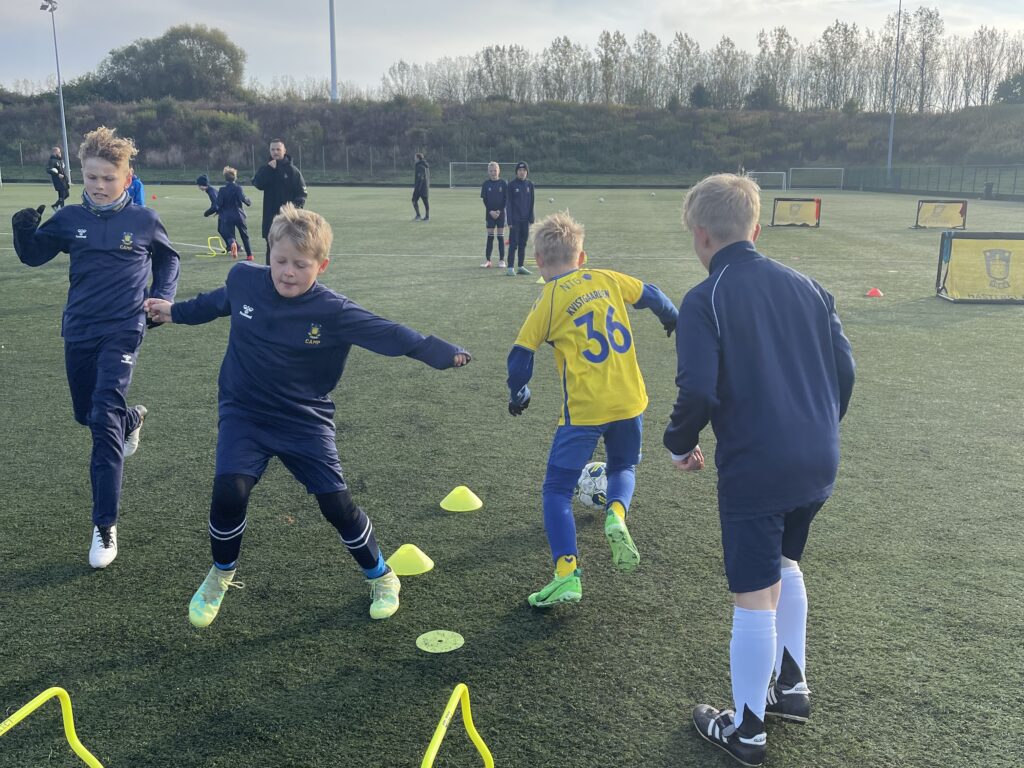 drenge træner på fodboldcamp